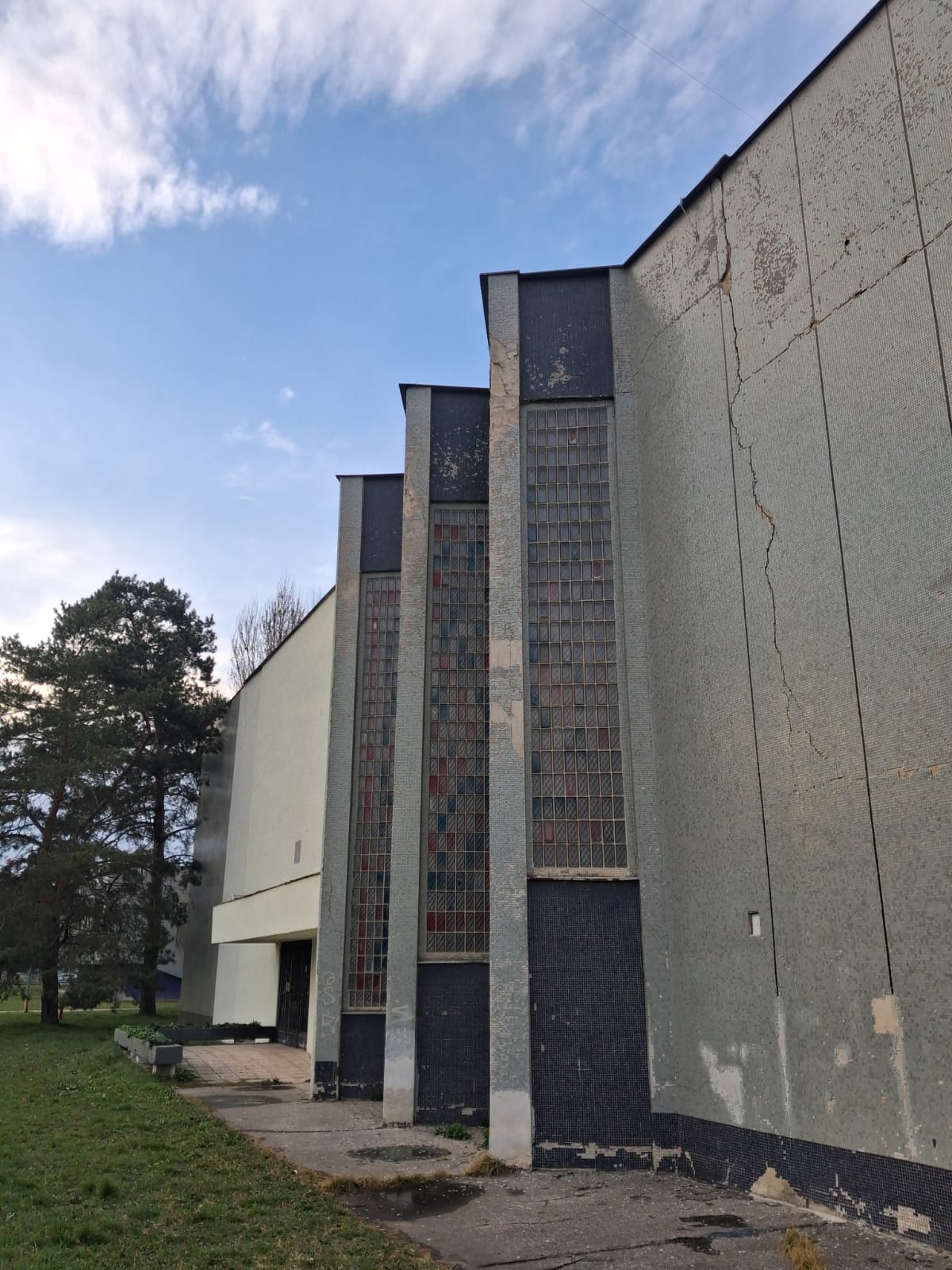 Výmena sklobetónu za nové hliníkové okná, Policajná akadémia